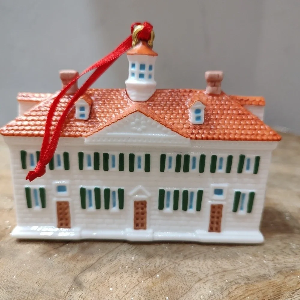 Martha's Vineyard Porcelain‎ House Ornament  2007 Coastal Village Scene